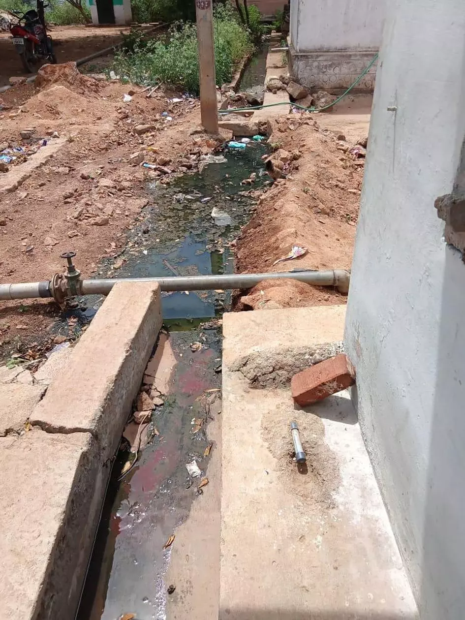 சாலையில் தேங்கும் கழிவுநீர்