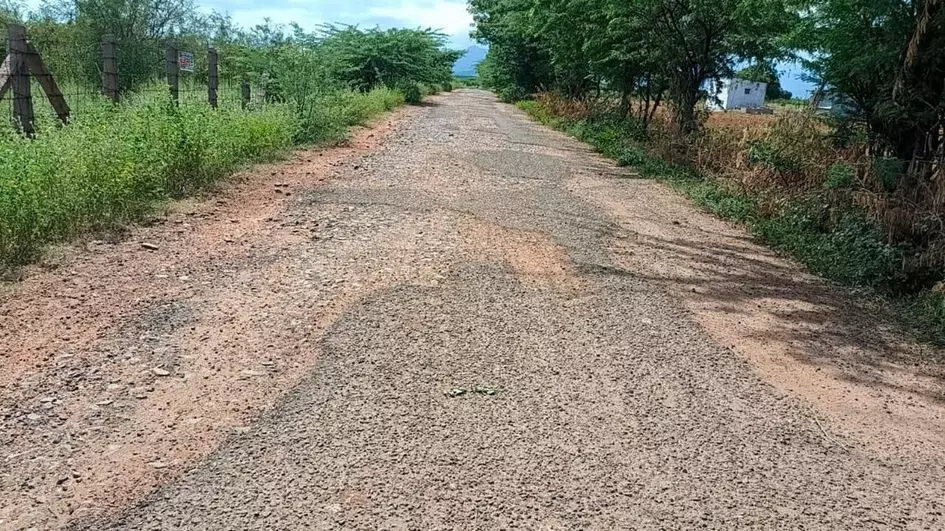 மண்பாதையாக மாறும் தார்சாலை