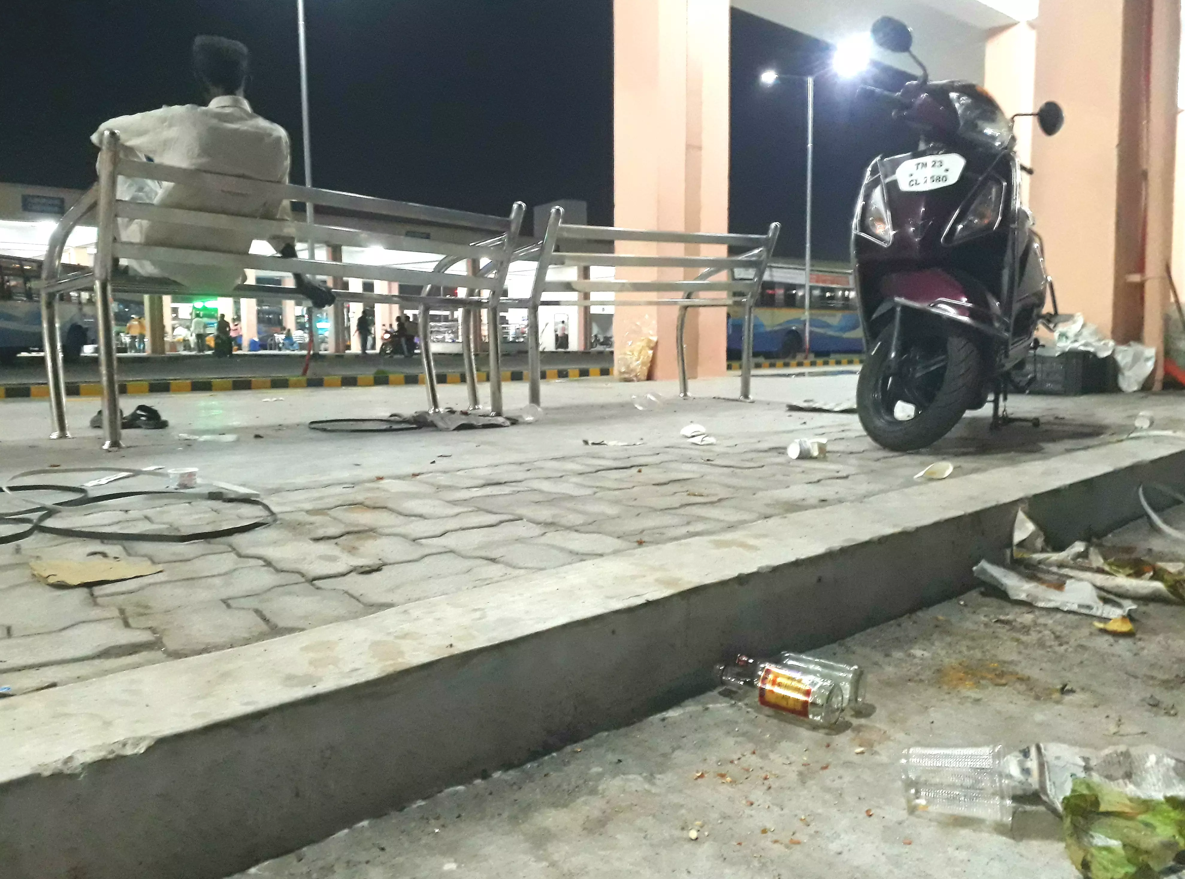 புதிய பஸ்நிலையத்தில் போதை ஆசாமிகள் அட்டகாசம் புதிய பஸ்நிலையத்தில் போதை ஆசாமிகள் அட்டகாசம்