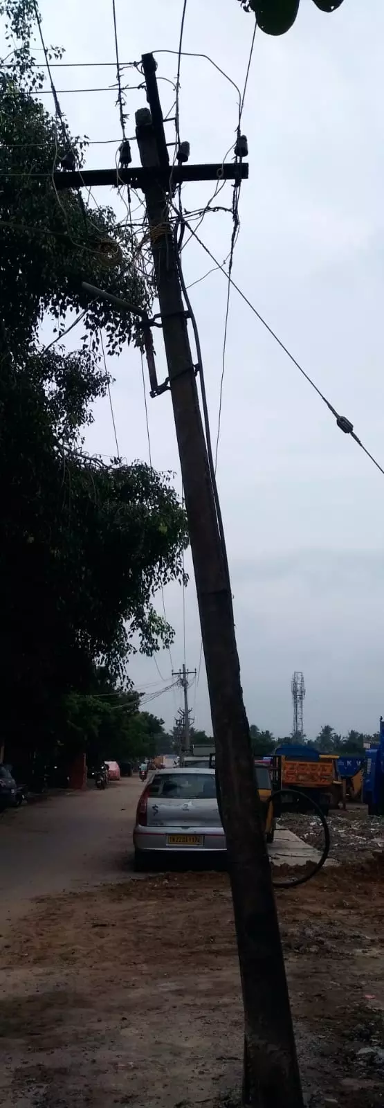 சாய்ந்து கிட்க்கும் மின்கம்பம்