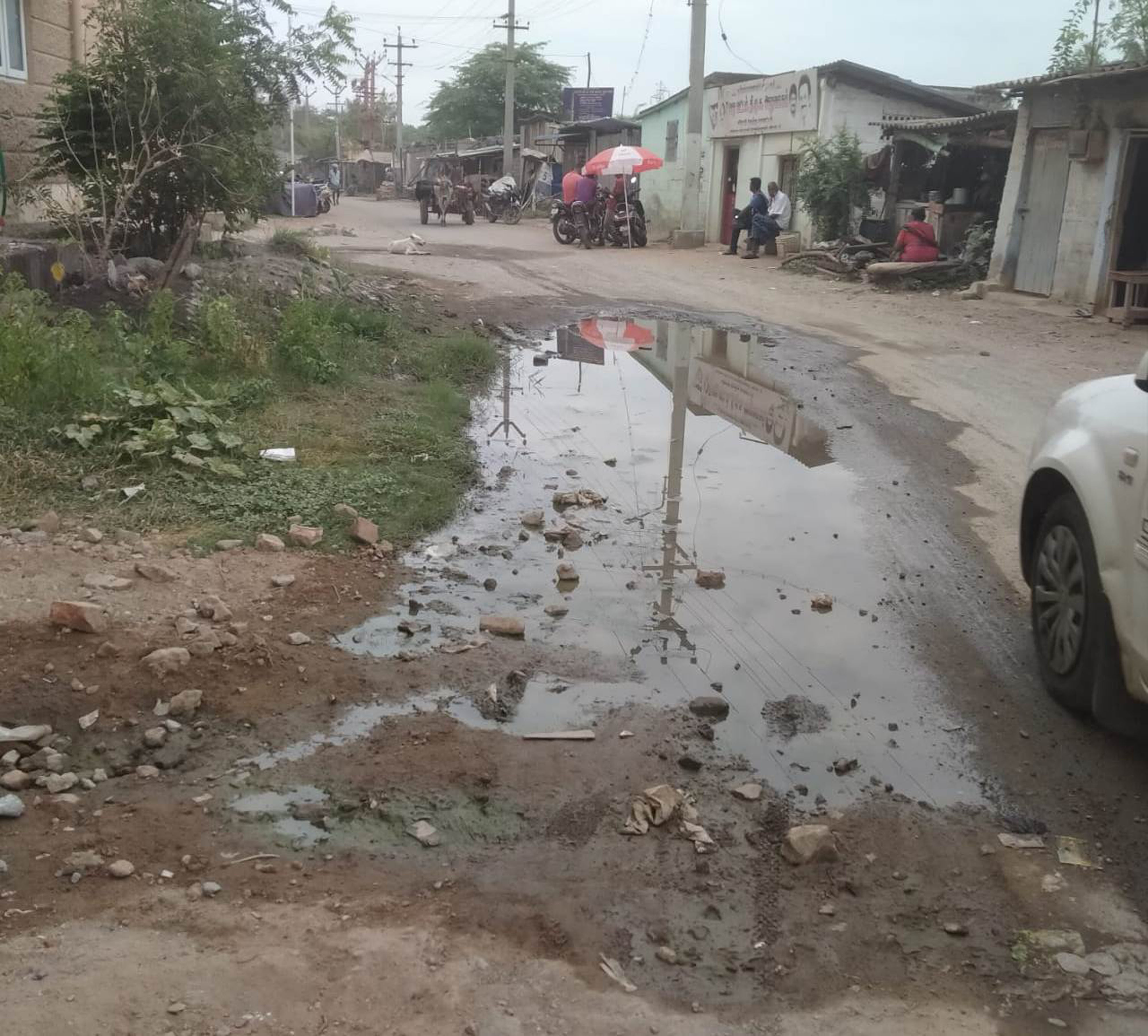 வீணாக வெளியேறும் குடிநீர் வீணாக வெளியேறும் குடிநீர்