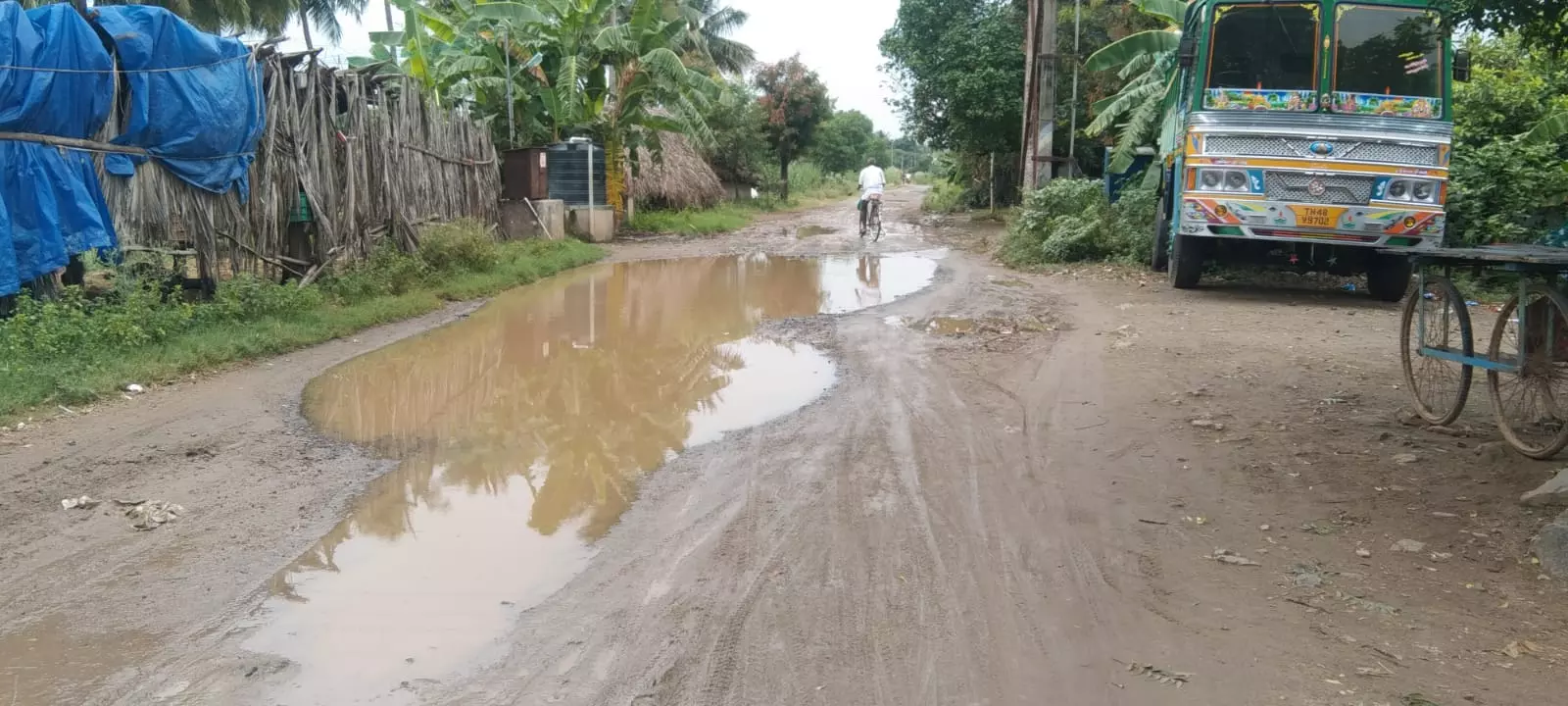 சாலையில் தேங்கி நிற்கும் மழைநீர்