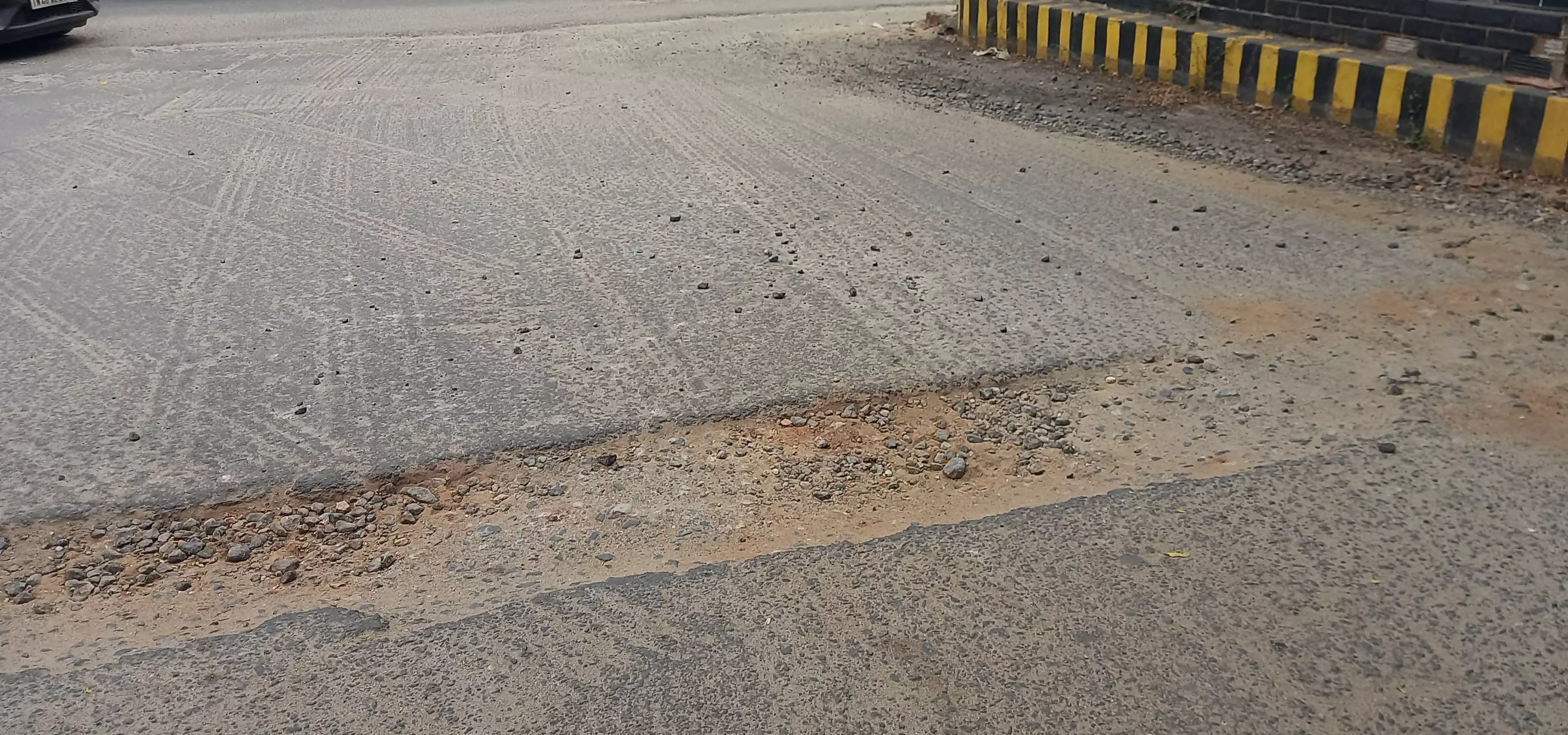 சாலையில் பள்ளம்