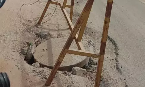 ஆபத்தான பாதாள சாக்கடை குழி ஆபத்தான பாதாள சாக்கடை குழி