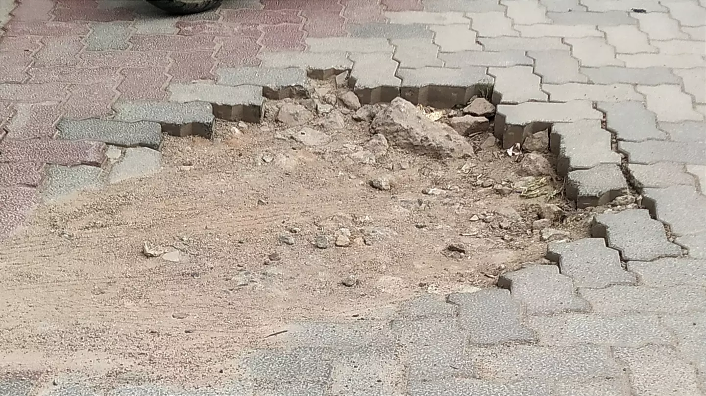 பெயர்ந்து போன பேவர் பிளாக் ரோடு பெயர்ந்து போன பேவர் பிளாக் ரோடு