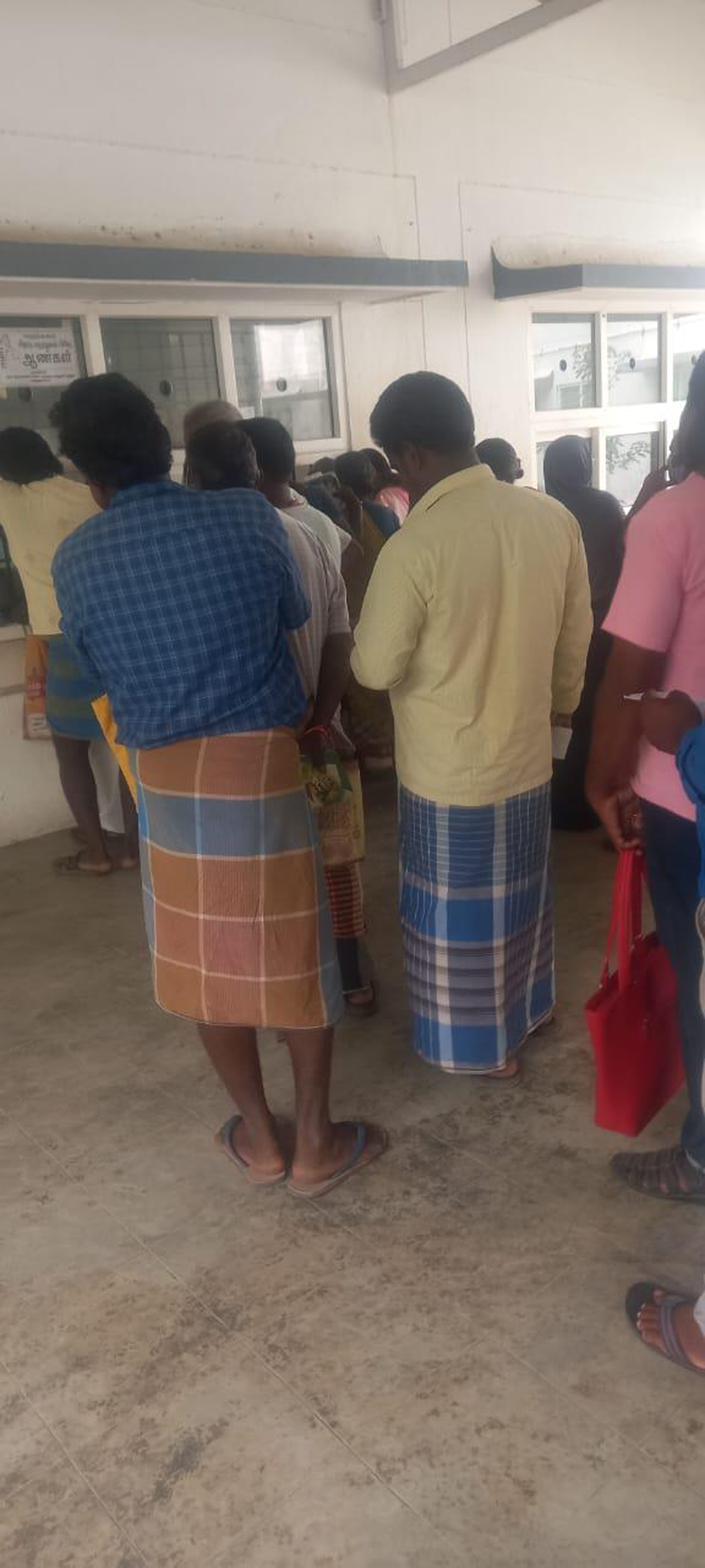 நோயாளிகளுக்கு இருக்கை வசதி நோயாளிகளுக்கு இருக்கை வசதி