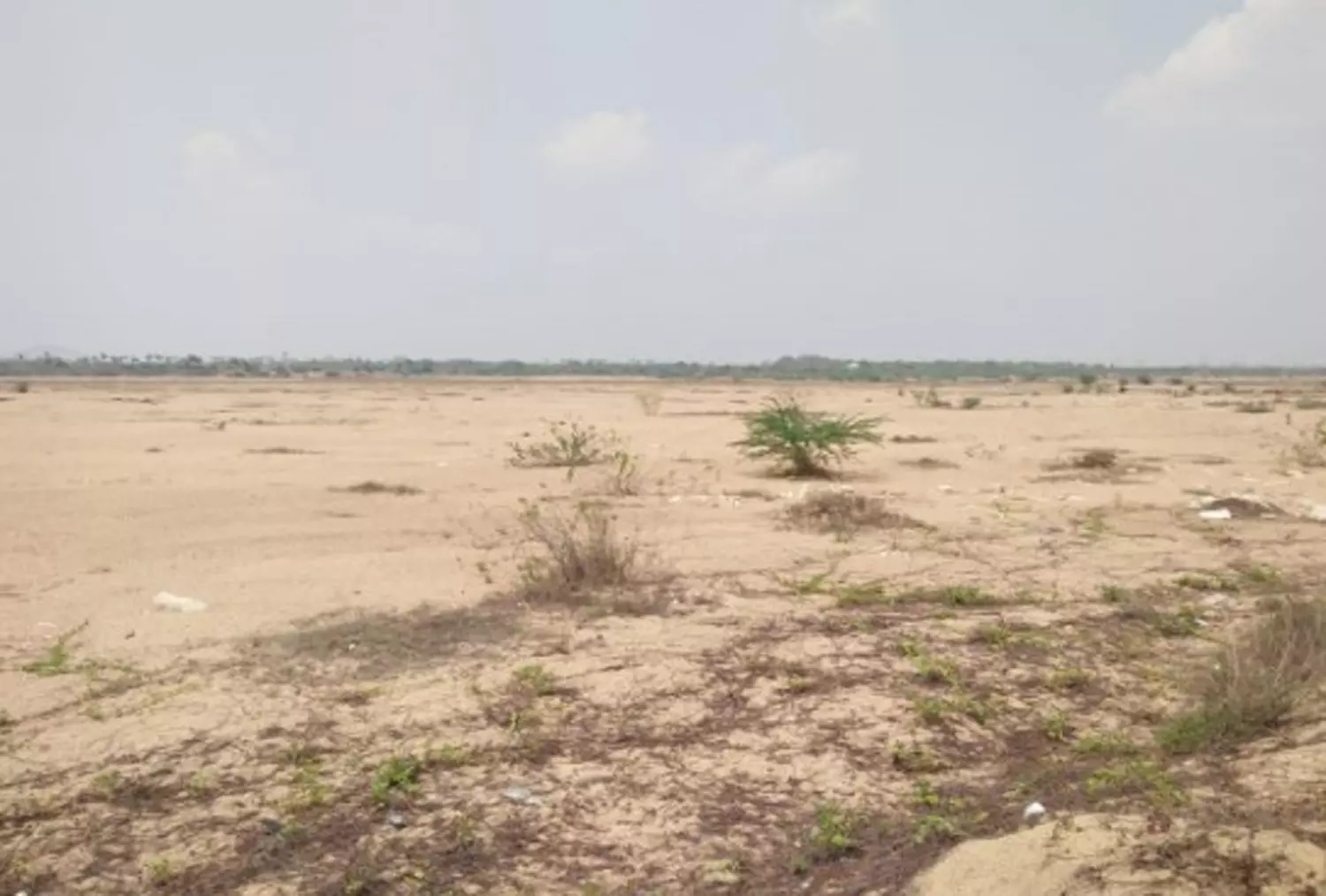 மணல் குவாரியை வேறு இடத்துக்கு மாற்ற வேண்டும் மணல் குவாரியை வேறு இடத்துக்கு மாற்ற வேண்டும்