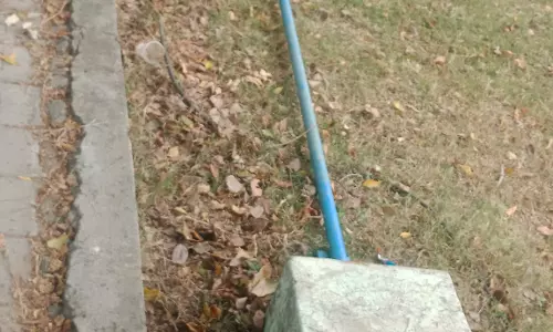 கீழே கிடக்கும் மின் இணைப்பு கம்பியால் ஆபத்து கீழே கிடக்கும் மின் இணைப்பு கம்பியால் ஆபத்து