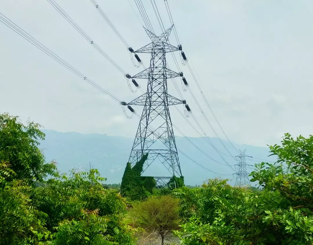 ஆபத்தை நோக்கி உயர் மின்அழுத்த கோபுரம்