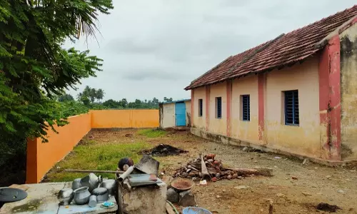 பள்ளியின் சுற்றுச்சுவர் கட்டி முடிக்கப்படுமா?