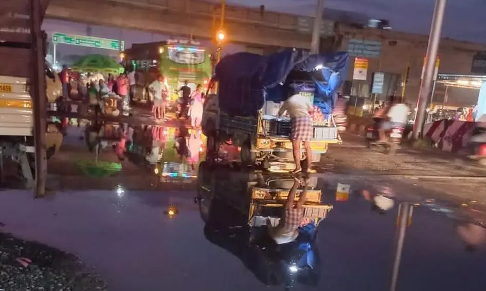 சாலையில் தேங்கும் கழிவுநீர் சாலையில் தேங்கும் கழிவுநீர்