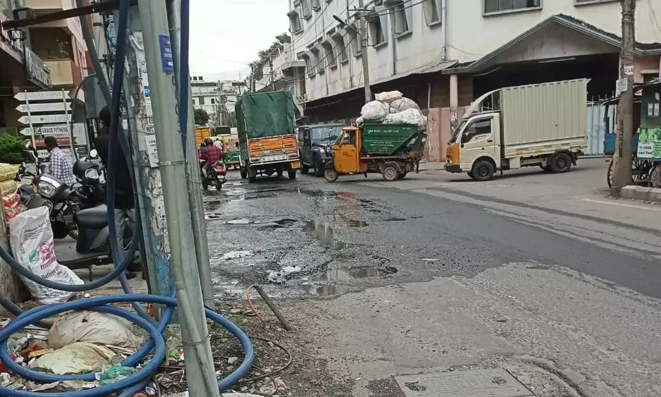 சாலை பள்ளத்தால் வாகன ஓட்டிகள் அவதி சாலை பள்ளத்தால் வாகன ஓட்டிகள் அவதி