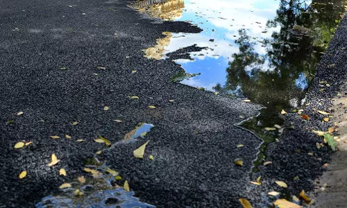 சாலைக்கு மேல் பொங்கும் குடிநீர் சாலைக்கு மேல் பொங்கும் குடிநீர்