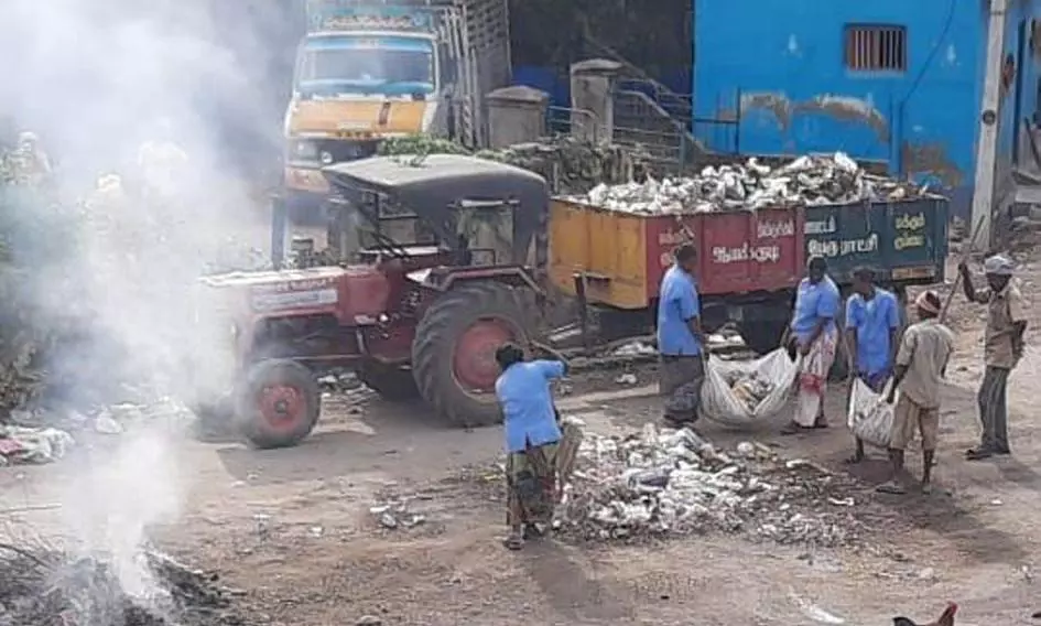 தீ வைத்து எரிக்கப்படும் குப்பைகள்