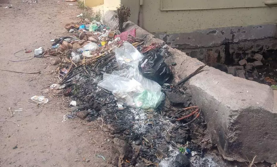 சாலையோரத்தில் குவியும் குப்பை சாலையோரத்தில் குவியும் குப்பை