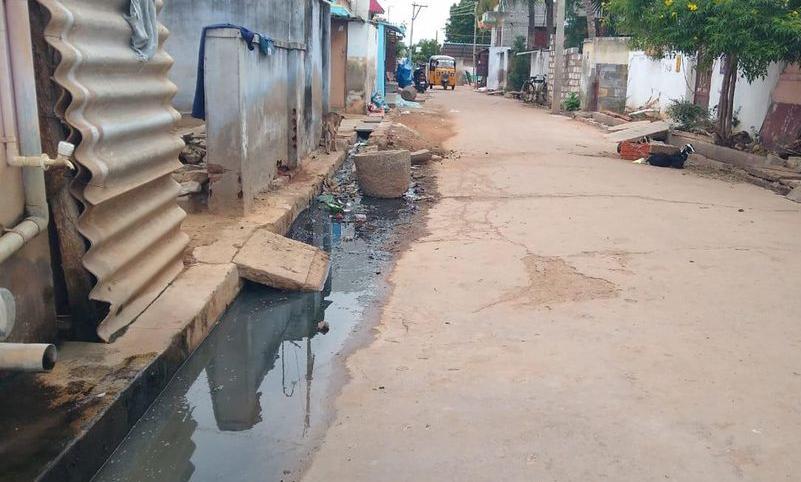 வீடுகளுக்குள் புகும் கழிவுநீர் வீடுகளுக்குள் புகும் கழிவுநீர்