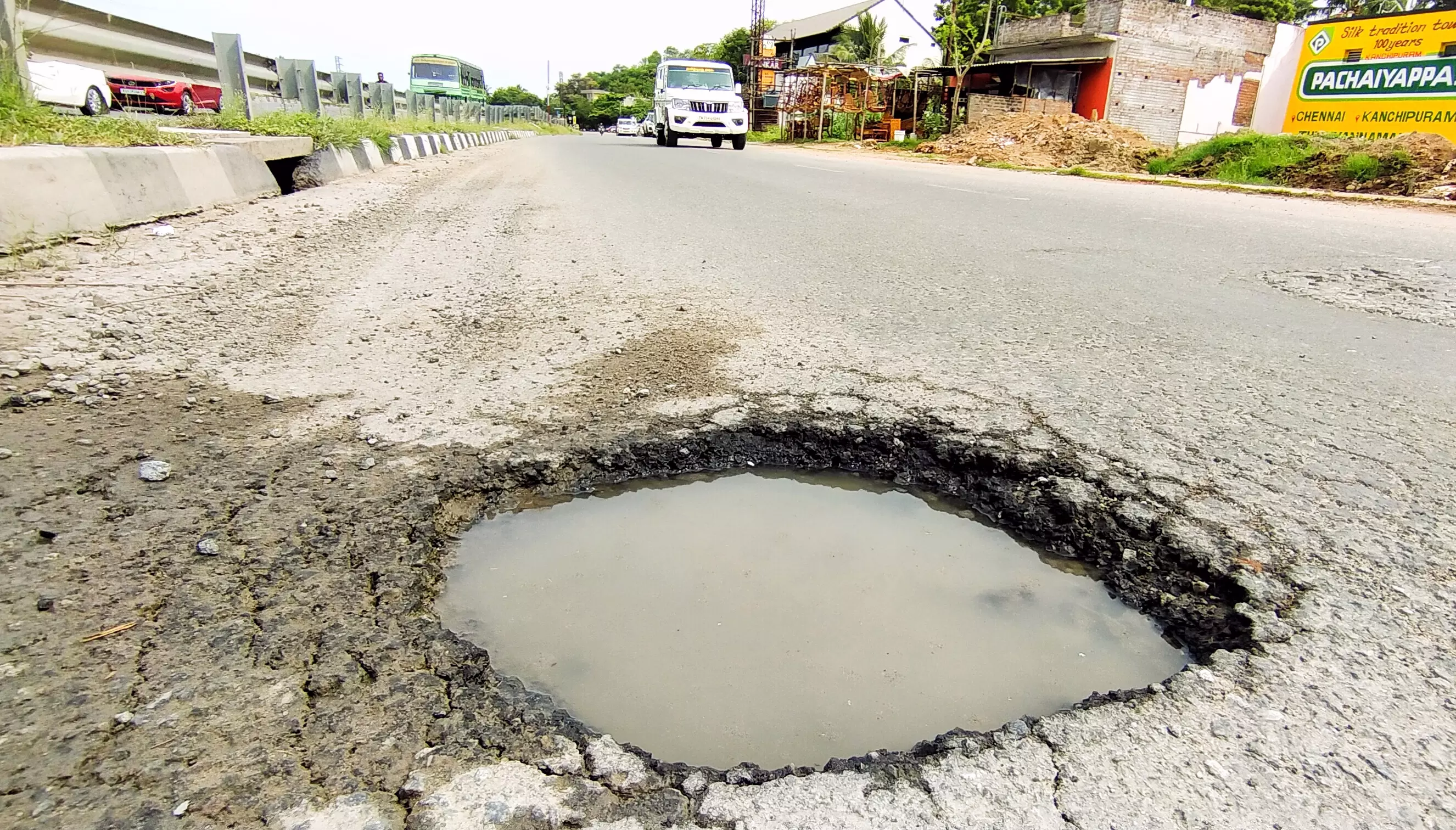 ஆபத்தான பள்ளம் ஆபத்தான பள்ளம்