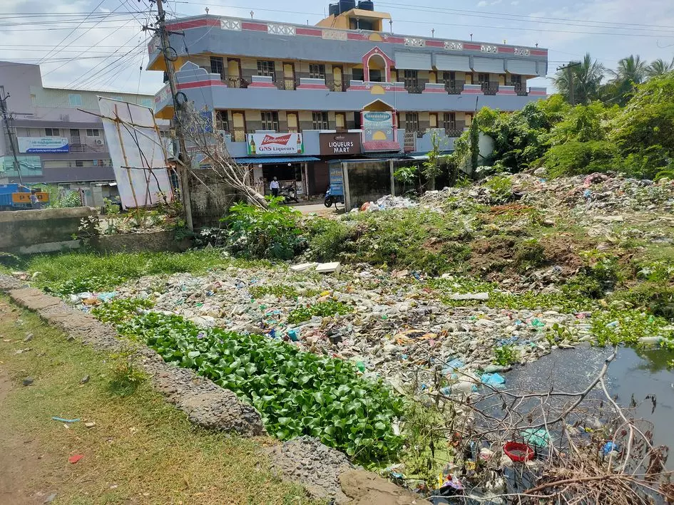 வாய்க்காலில் குப்பைகள்