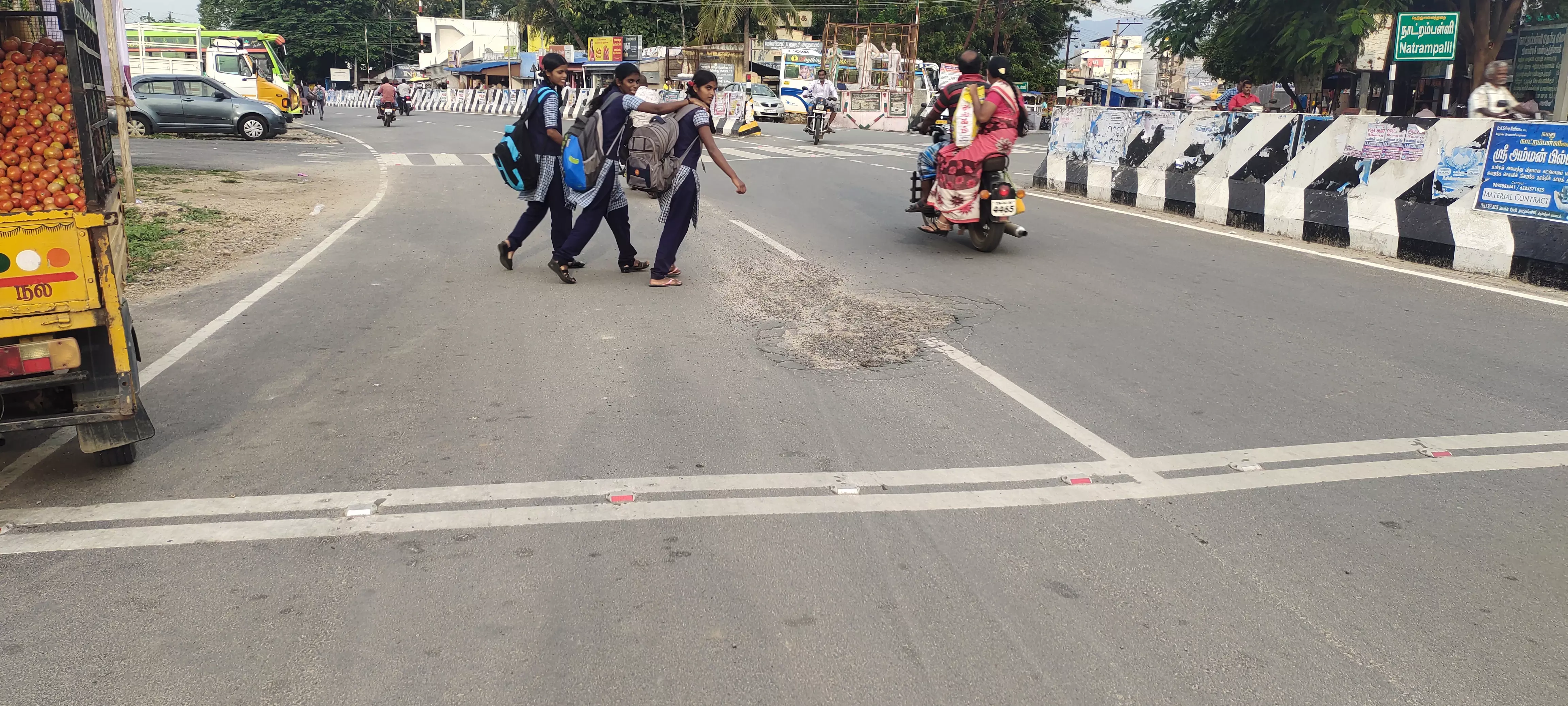 புதிதாக போடப்பட்ட தார் சாலை சேதம்