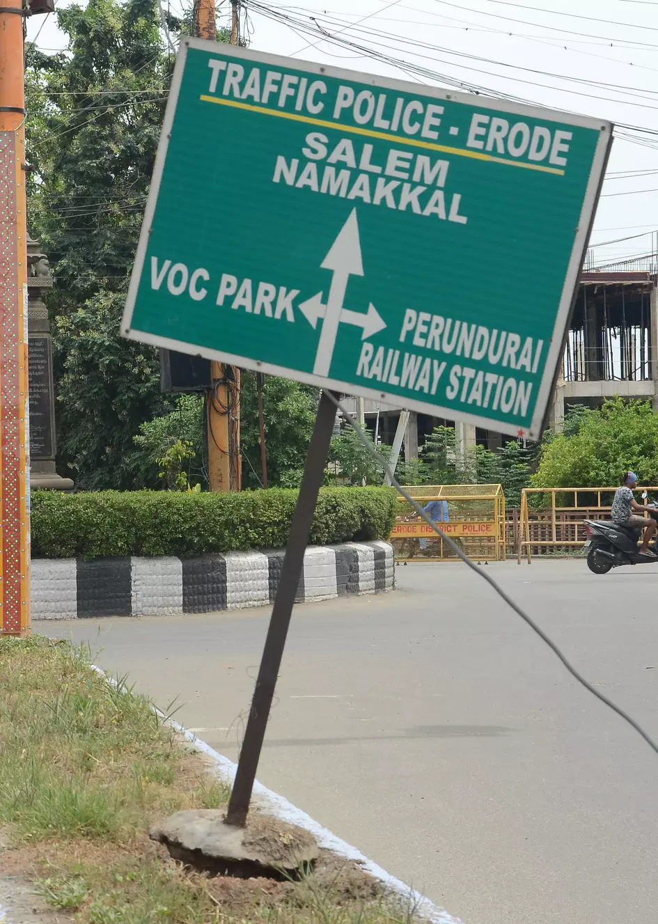 சாய்ந்து நிற்கும் வழிகாட்டி பலகை சாய்ந்து நிற்கும் வழிகாட்டி பலகை