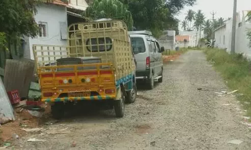 குண்டும் குழியுமான சாலை குண்டும் குழியுமான சாலை