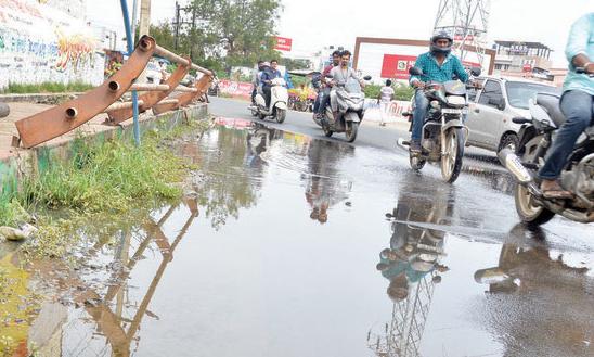 சாலையில் தேங்கும் கழிவுநீர் சாலையில் தேங்கும் கழிவுநீர்