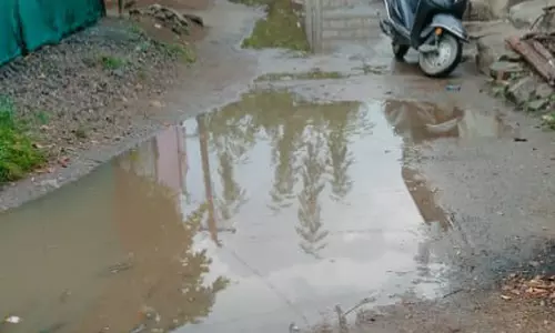 குடியிருப்பு பகுதியில் தேங்கும் கழிவுநீர் குடியிருப்பு பகுதியில் தேங்கும் கழிவுநீர்