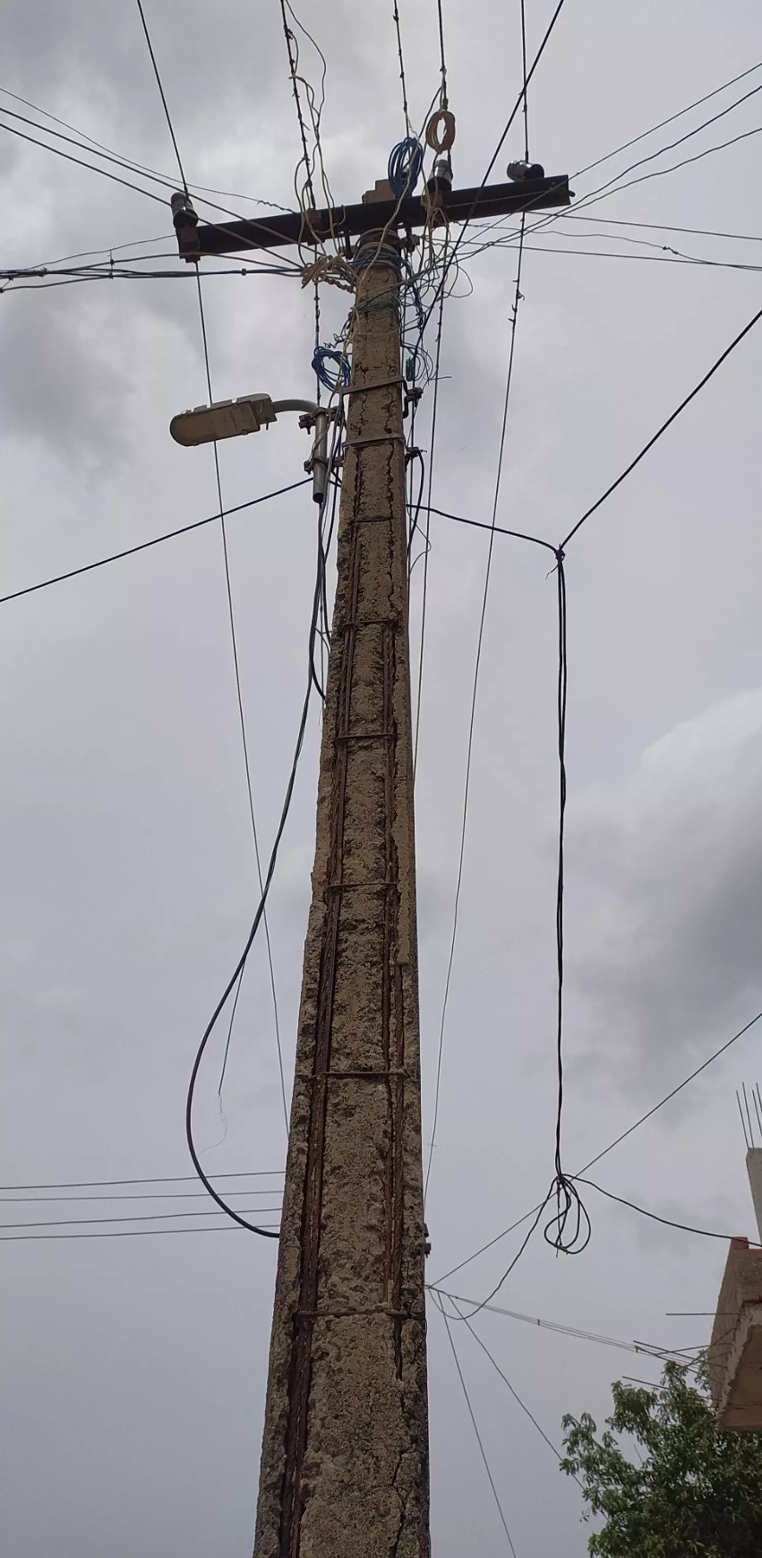 சேதமான மின்கம்பம் சேதமான மின்கம்பம்