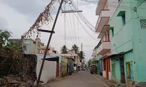 சாய்ந்த மின்கம்பத்தை சரி செய்ய வேண்டும் சாய்ந்த மின்கம்பத்தை சரி செய்ய வேண்டும்