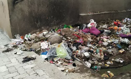 குவிந்து கிடக்கும் குப்பைகளை அகற்ற வேண்டும் குவிந்து கிடக்கும் குப்பைகளை அகற்ற வேண்டும்