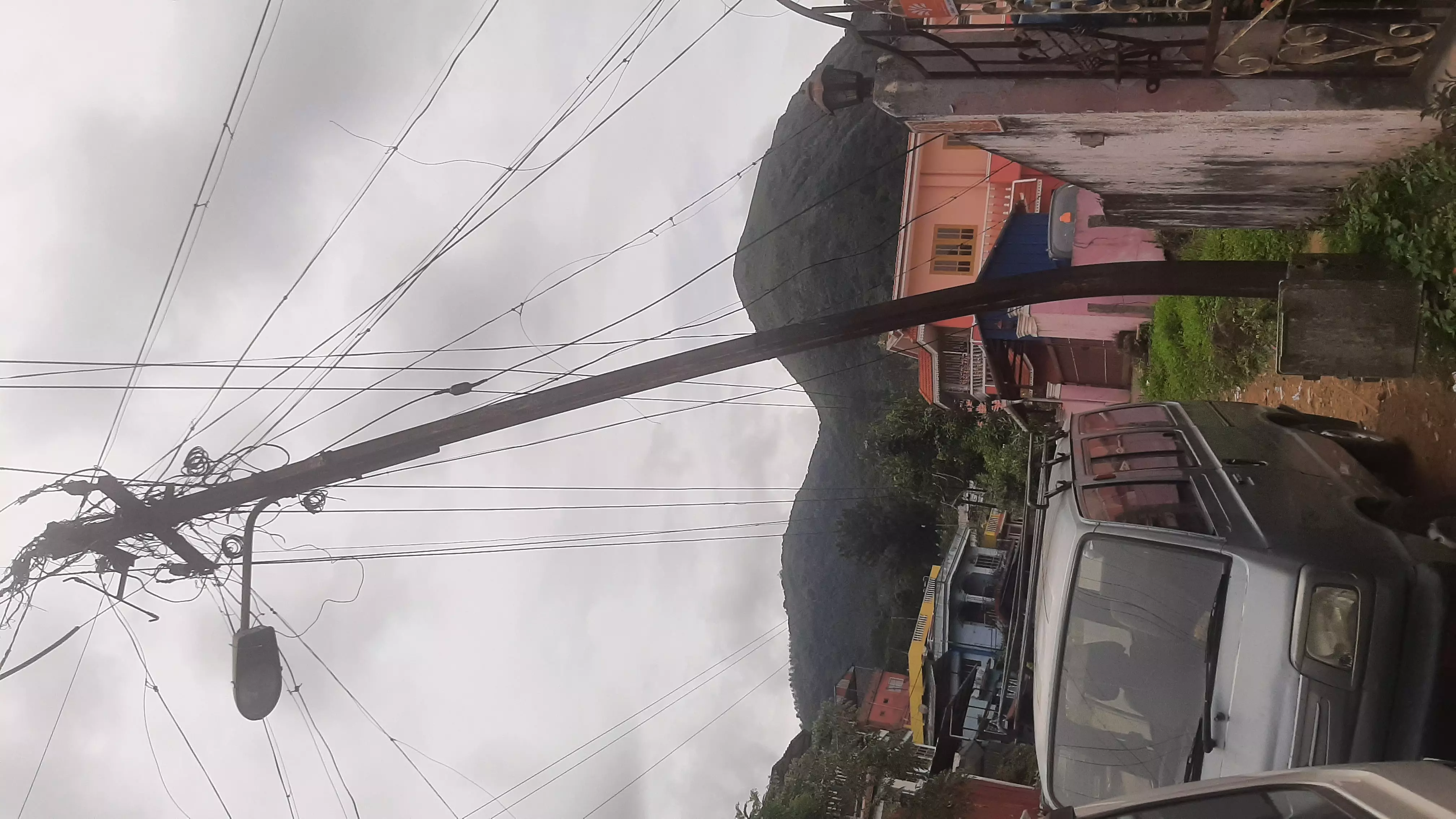 வளைந்த மின்கம்பம் வளைந்த மின்கம்பம்