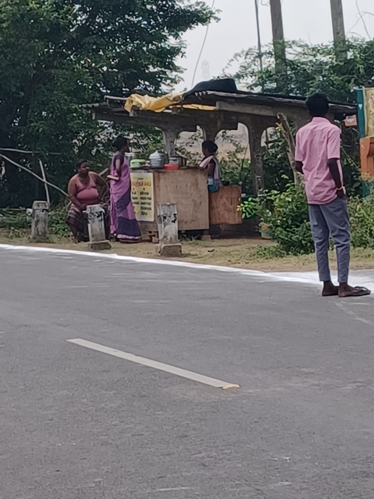 நிழற்குடையில் டிபன் கடை