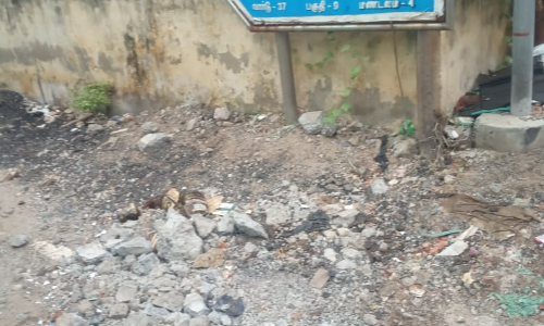 தெரு ஓரத்தில் ஆபத்தான குழி தெரு ஓரத்தில் ஆபத்தான குழி