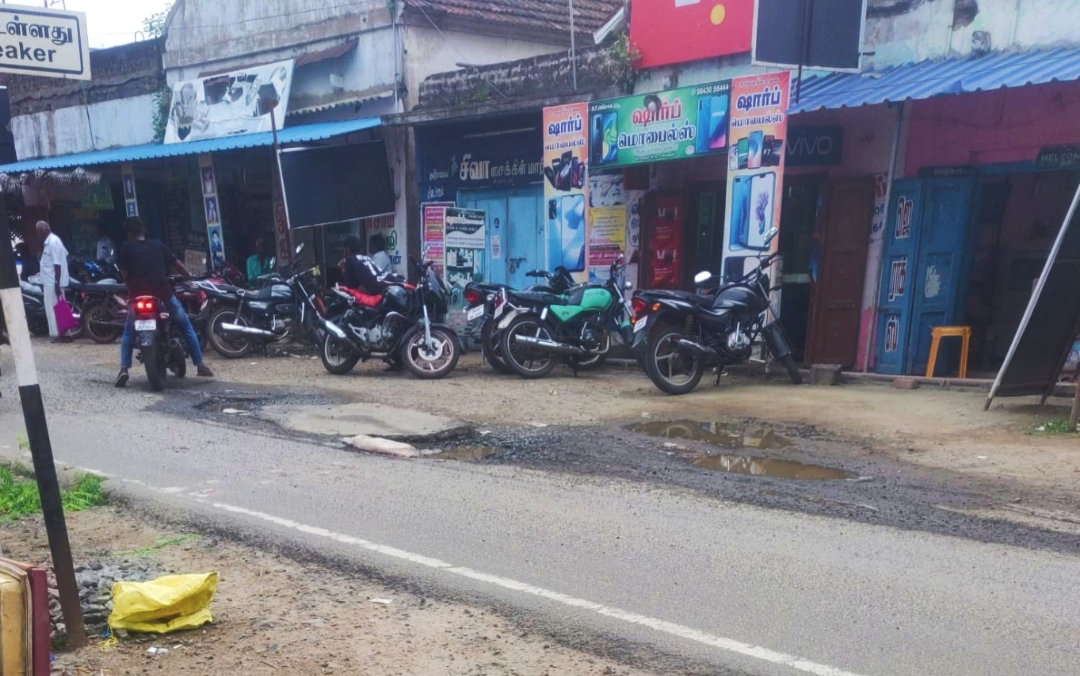 மெகா பள்ளத்தால் விபத்தில் சிக்கும் வாகனங்கள்