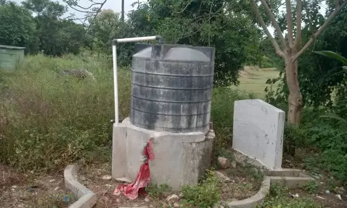 காட்சி பொருளாக மாறிய குடிநீர் தொட்டி காட்சி பொருளாக மாறிய குடிநீர் தொட்டி