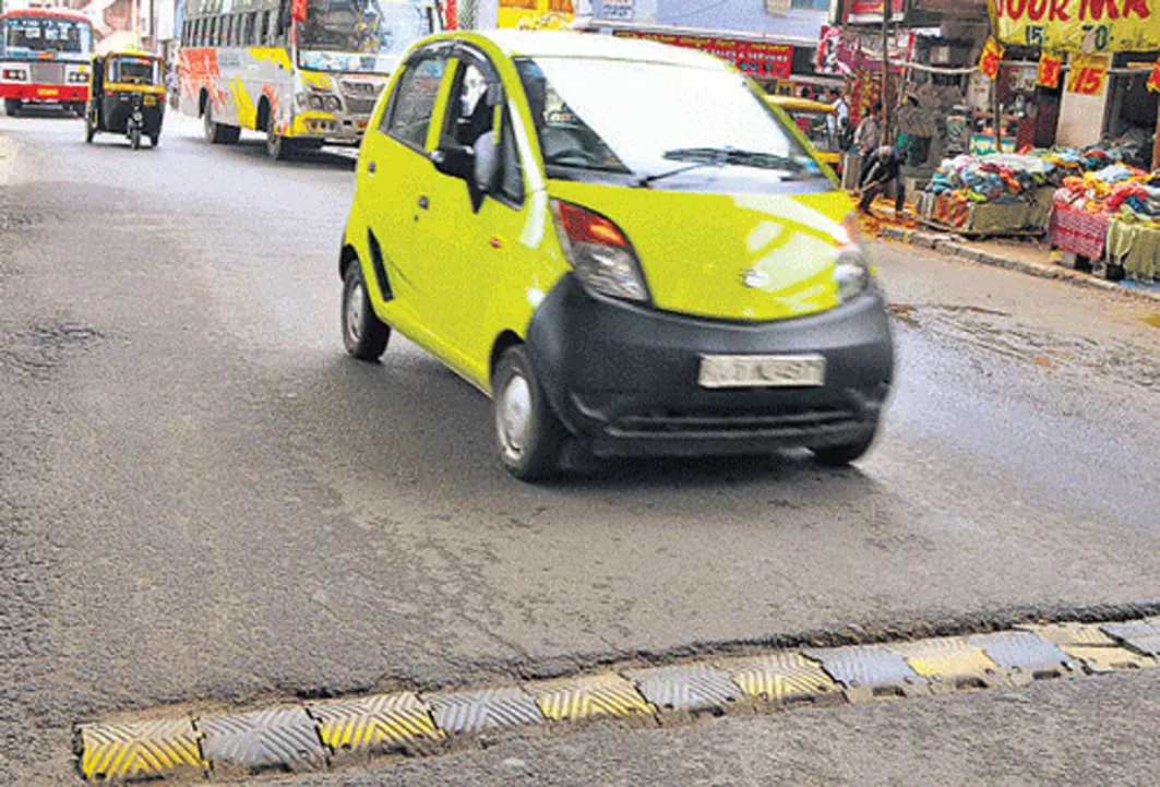 வேகத்தடைகளால் வாகன ஓட்டிகள் அவதி வேகத்தடைகளால் வாகன ஓட்டிகள் அவதி