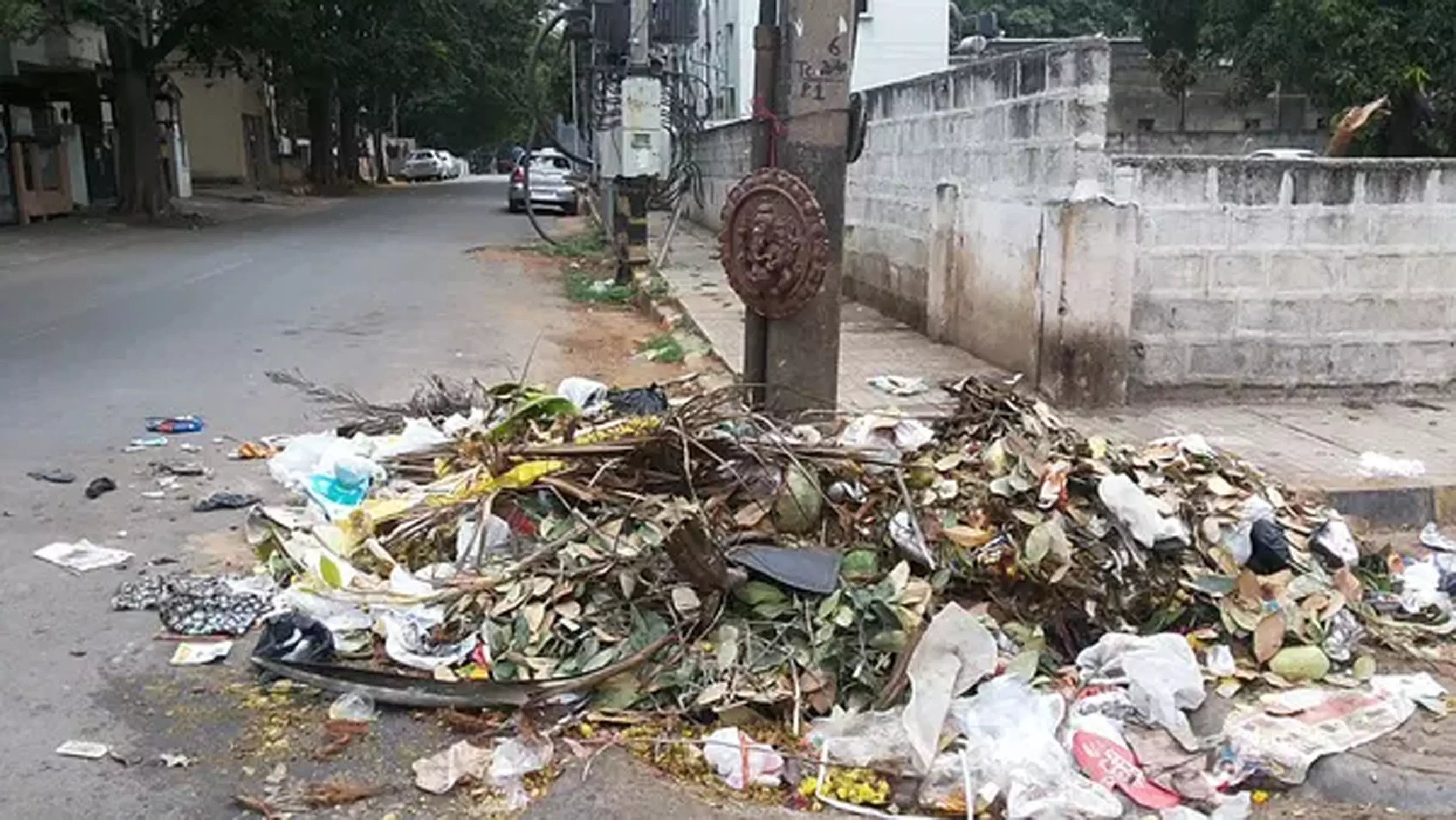 சாலையோரம் குவிந்து கிடக்கும் குப்பை கழிவுகள்