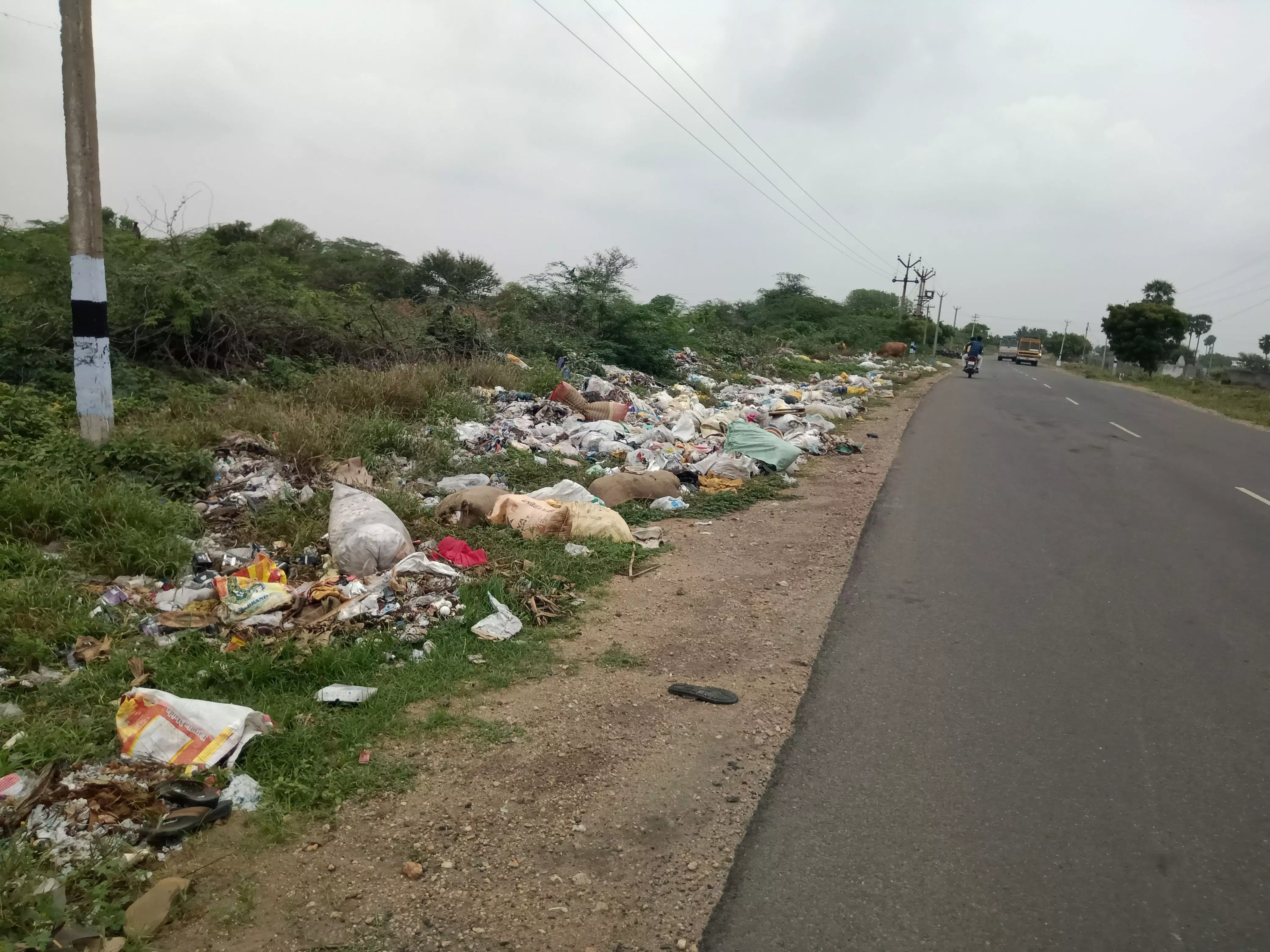 சாலையோரத்தில் குவிந்து கிடக்கும் குப்பைகள்