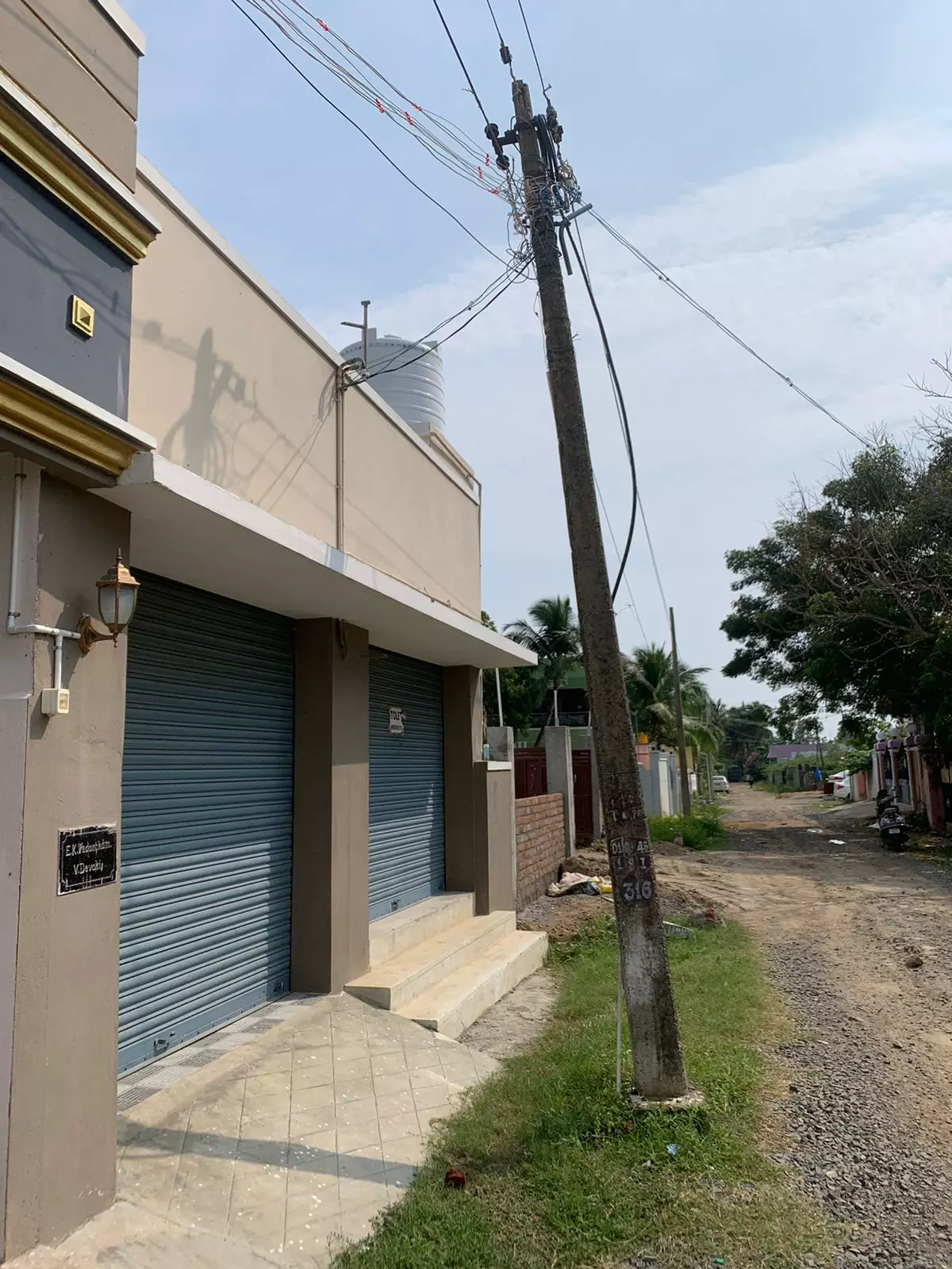 சாய்ந்த மின்கம்பம் தலை நிமிருமா?