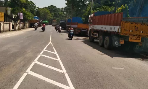 போக்குவரத்துக்கு இடையூறாக வாகனங்கள் போக்குவரத்துக்கு இடையூறாக வாகனங்கள்