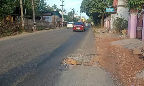 பள்ளத்தை சீரமைக்க வேண்டும்