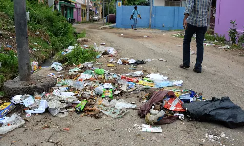 தெருவில் சிதறி கிடக்கும் குப்பைகள் தெருவில் சிதறி கிடக்கும் குப்பைகள்