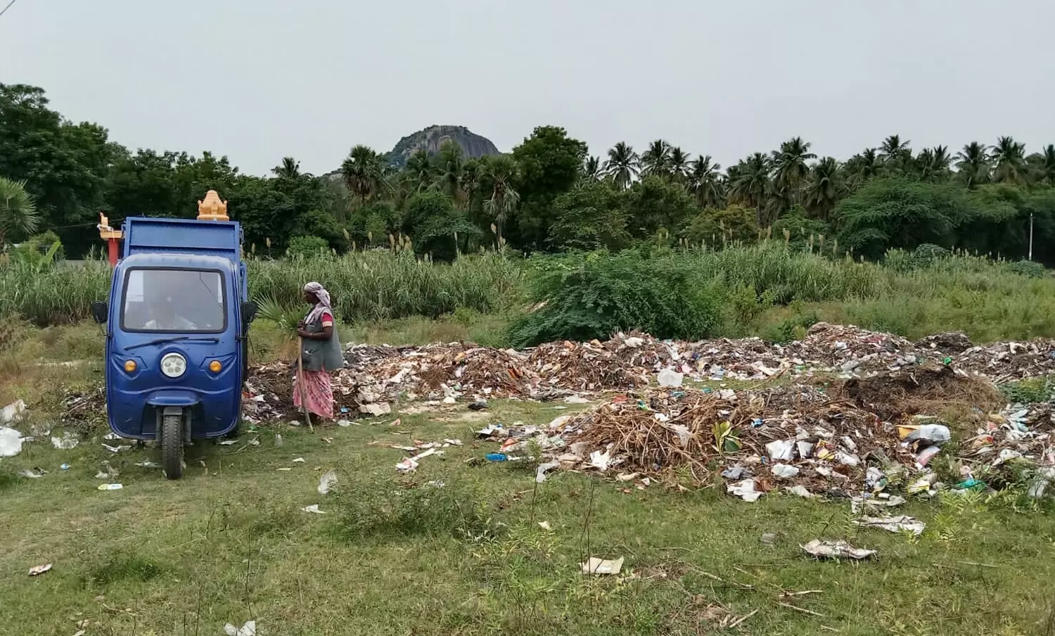 குப்பைகளை ஆற்றில் கொட்டும் அவலம்