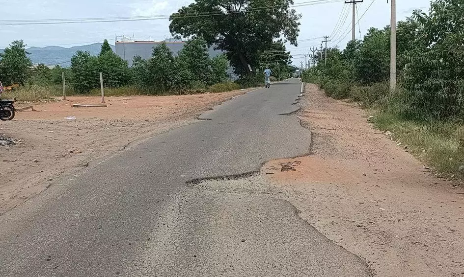 சாலையின் நடுவே பள்ளம்