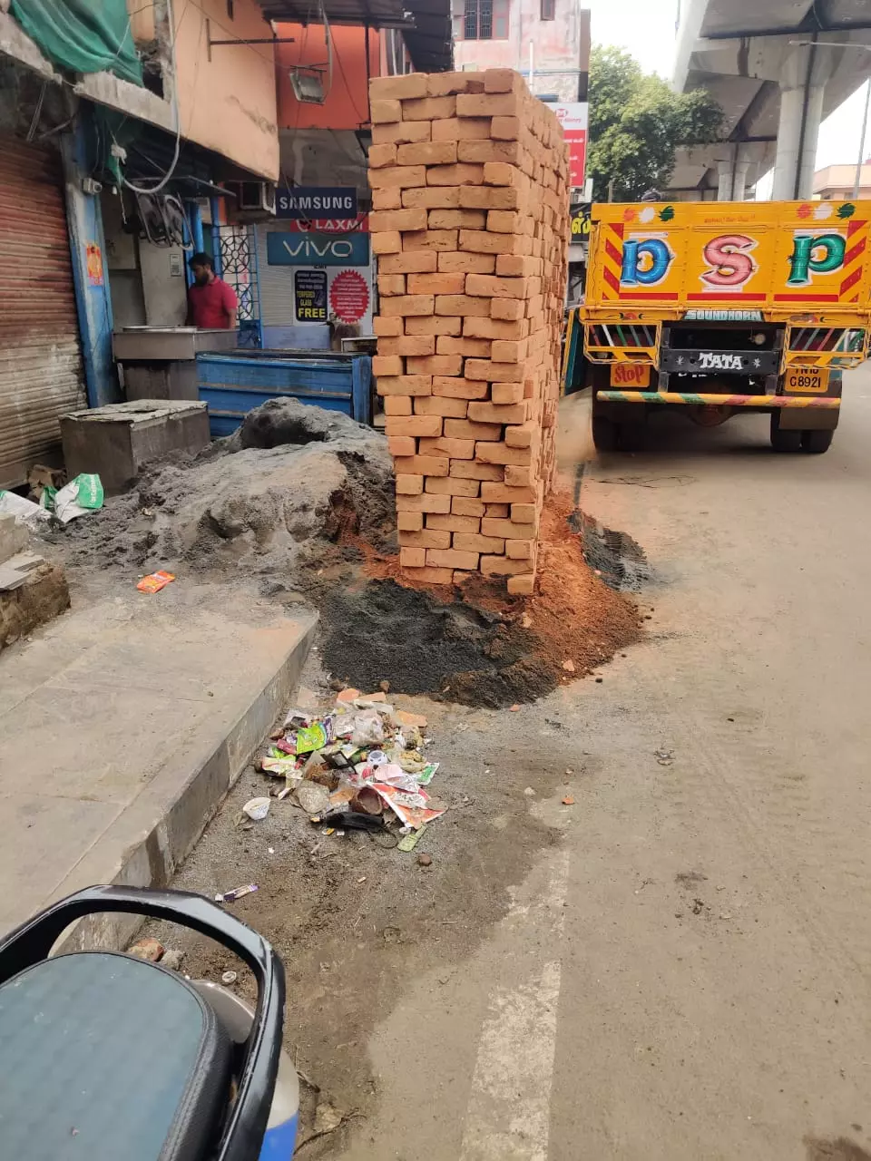 சாலையில் ஆபத்து சாலையில் ஆபத்து