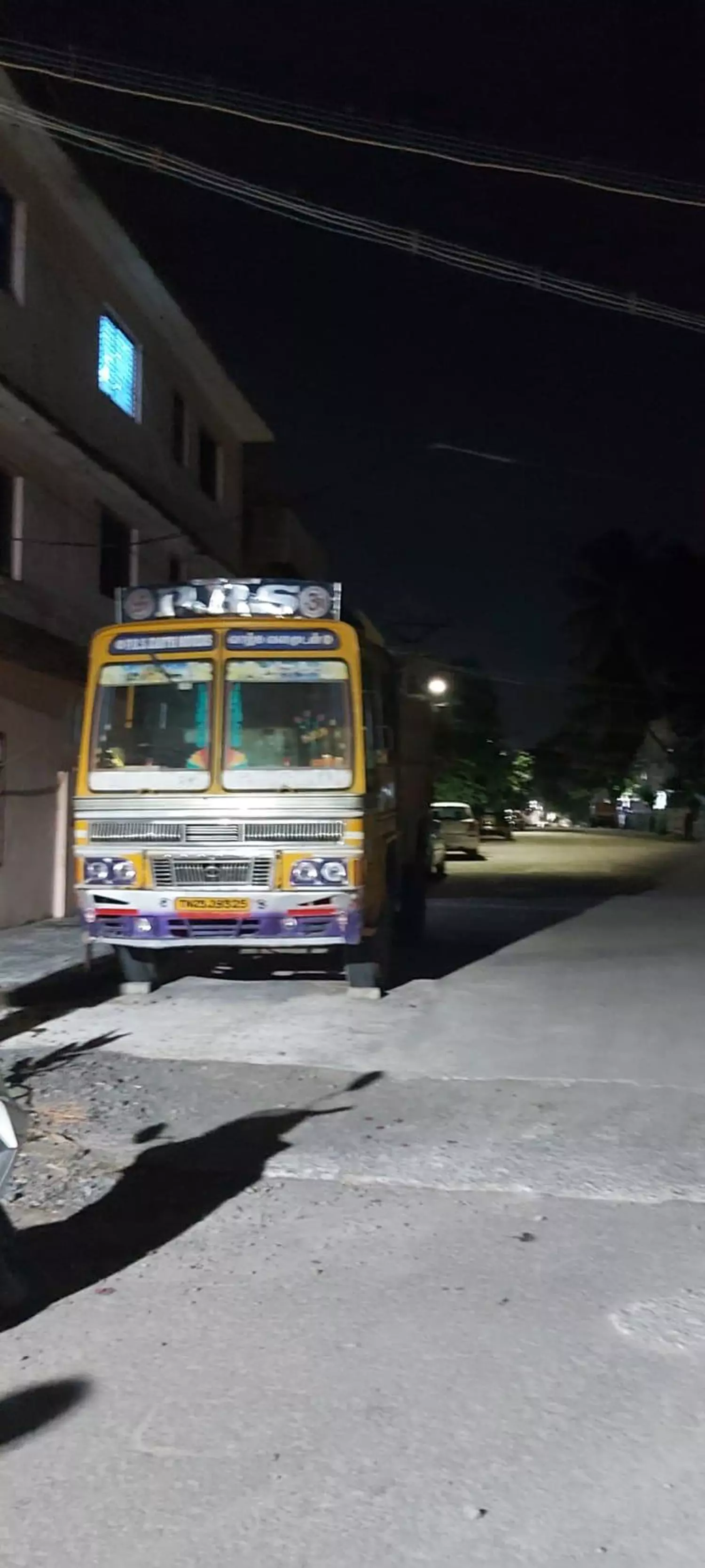 சாலையோரம் வாகனங்களை நிறுத்த தடை விதிக்க வேண்டும் சாலையோரம் வாகனங்களை நிறுத்த தடை விதிக்க வேண்டும்