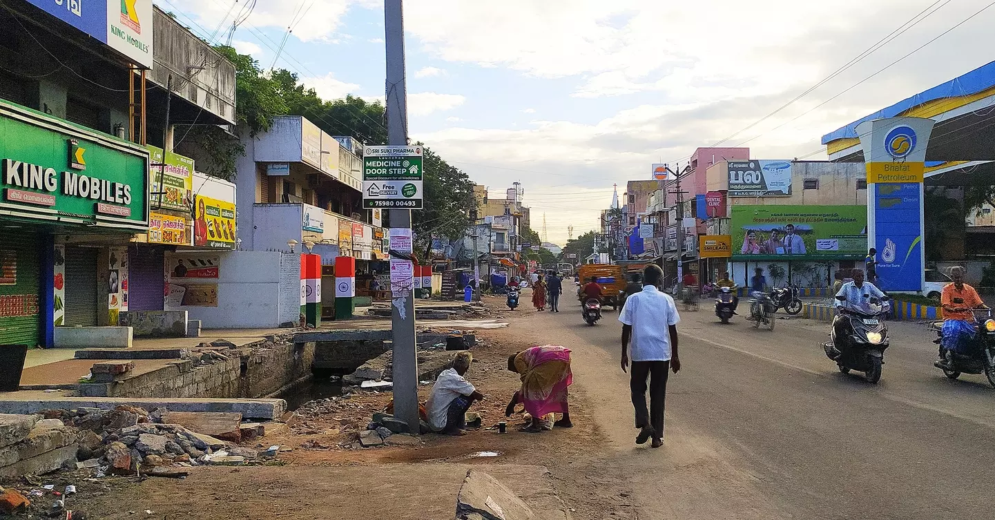 மின்கம்பங்களை சாலையோரம் நட வேண்டும்