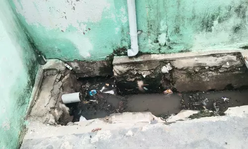 தேங்கி நிற்கும் கழிவுநீர் தேங்கி நிற்கும் கழிவுநீர்