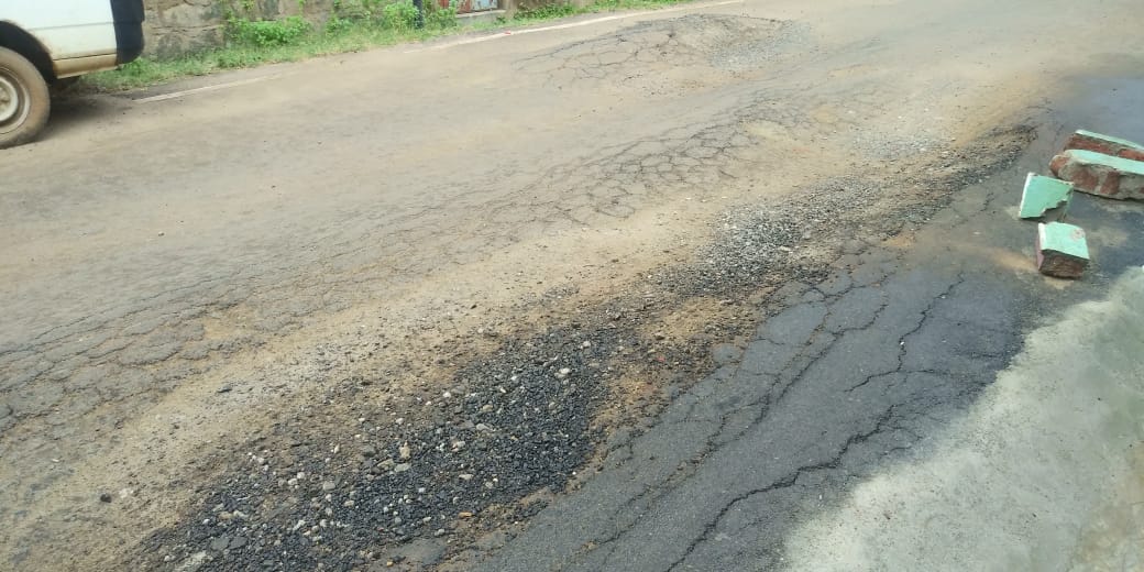 குண்டும் குழியுமான சாலை குண்டும் குழியுமான சாலை