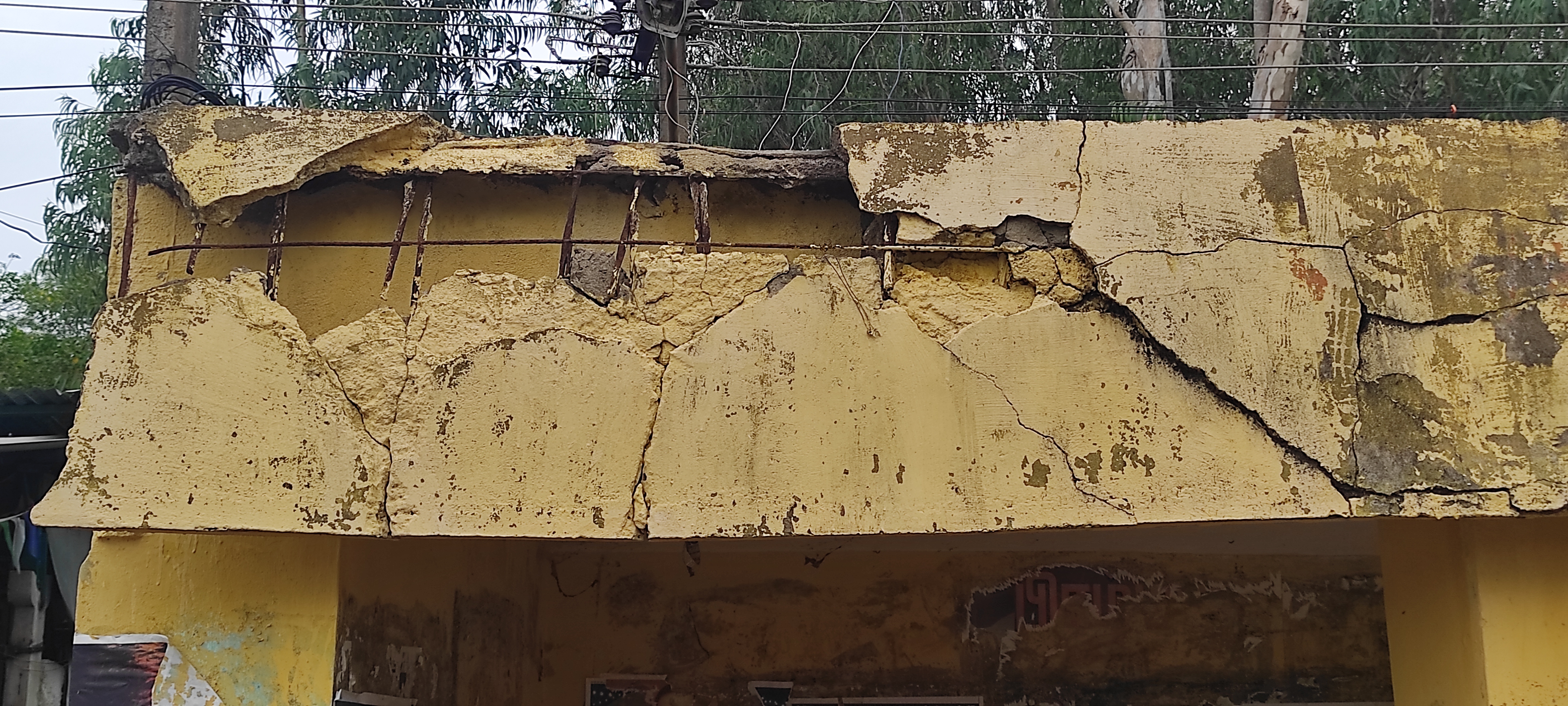 சிதிலமடைந்த நிழற்குடை சிதிலமடைந்த நிழற்குடை